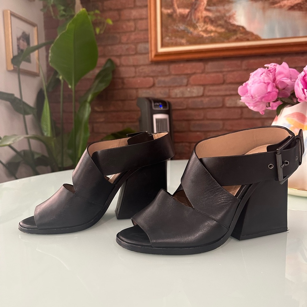 BCBG MAXAZRIA wedges size 8